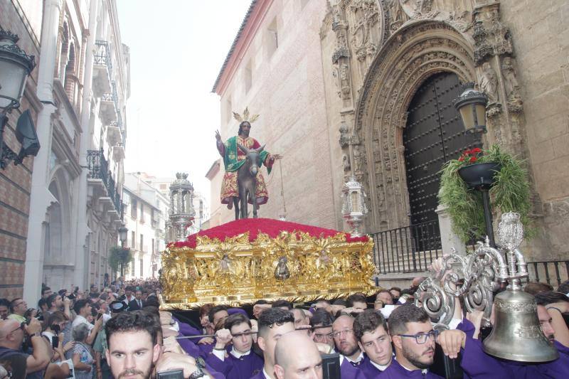 El aplazamiento de la salida a la mañana del domingo por el riesgo de lluvia el sábado no ha restado público a la cita