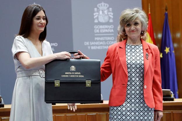Montón entrega la cartera a su sucesora, María Luisa Carcedo. :: efe