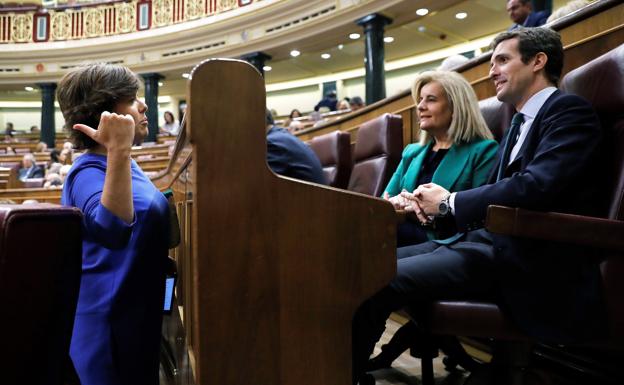 Sáenz de Santamaría charla con Casado y Báñez en el Congreso.