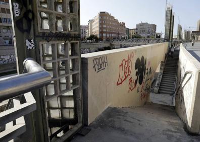 Imagen secundaria 1 - Arriba, detalle de las pintadas. Abajo, cristales rotos en el paseo con pérgolas y aspecto de las lenguas de agua que suben desde el CAC hasta el puente de Tetuán. :