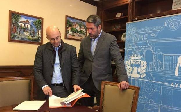 El edil José Carlos Martín, y el alcalde, Juan Carlos Maldonado, tras anunciar la licitación en febrero.
