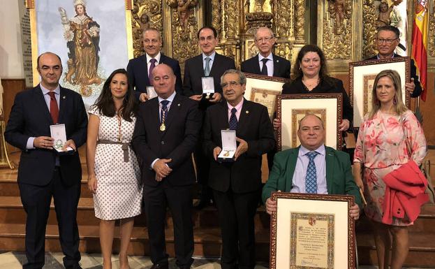 Foto de familia tras la entrega de las Distinciones de Honor en el Día de Antequera. 