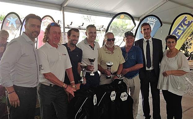 Foto de familia de premiados. 