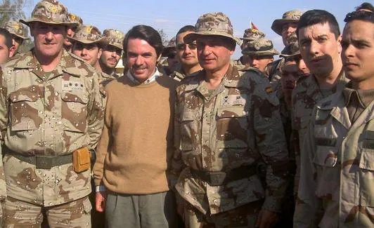 José María Aznar, presidente del Gobierno español, visita a las tropas españolas desplazadas a Diwaniyah (Irak) en 2003. 