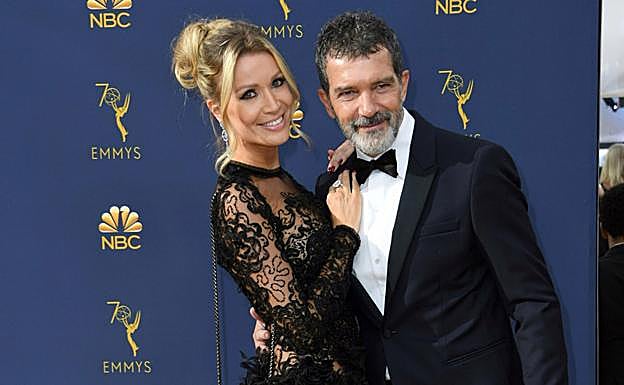 Antonio Banderas y Nicole Kimpel, a su llegada al Microsoft Theatre en Los Angeles. 