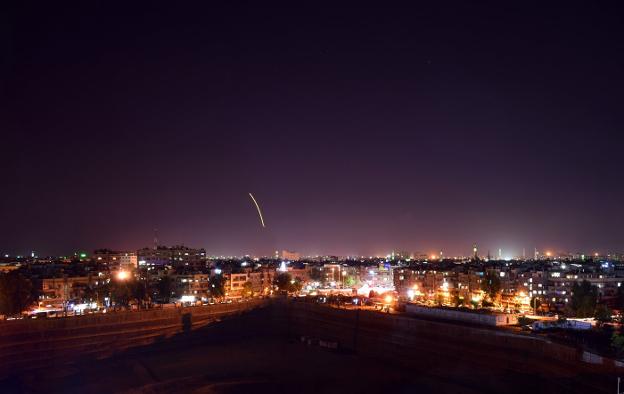 Baterías antiaéreas sirias responden a un ataque israelí del sábado. En la foto de detalle, un Il-20. 