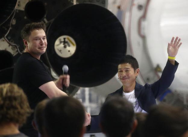 El dueño de Space X, Elon Musk, con el empresario Yasuku Maezawa. :: afp