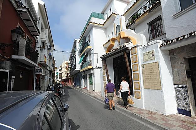 La calle Málaga cuenta con aceras muy estrechas y con desniveles. 
