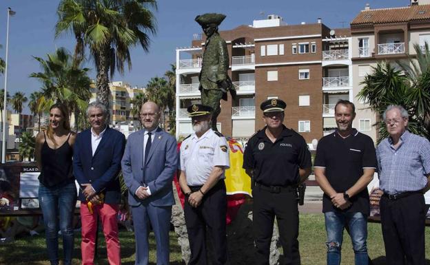 Autoridades y el artista, con la escultura, este viernes en el paseo marítimo torreño.