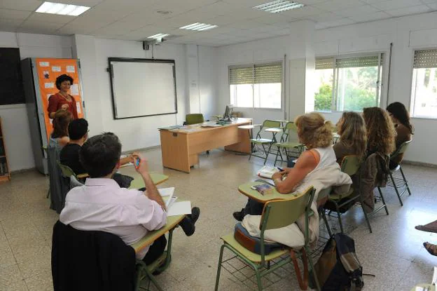 Alumnos en una clase de la EOI en Marbella, en una foto de archivo. :: j-lanza