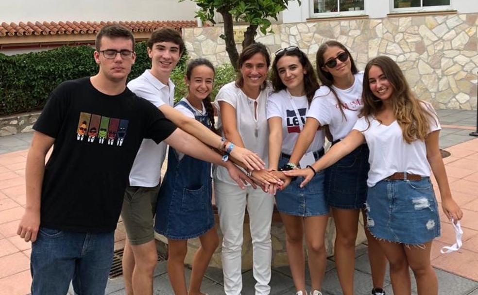 La profesora de Historia del colegio San Francisco de Asís, Ester Ramos, y sus alumnos.