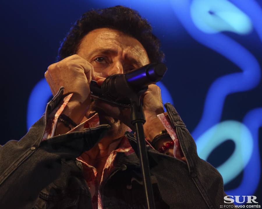 El cantante entusiasmó en el Auditorio bajando del escenario para cantar sus fans