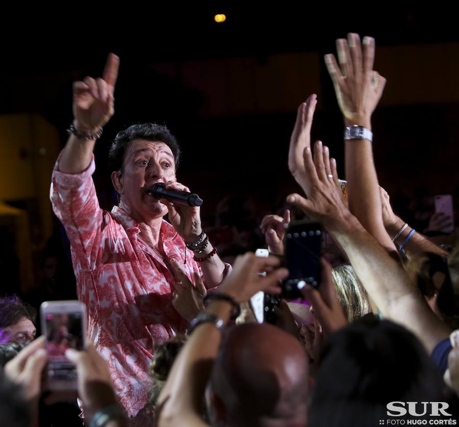 El cantante entusiasmó en el Auditorio bajando del escenario para cantar sus fans