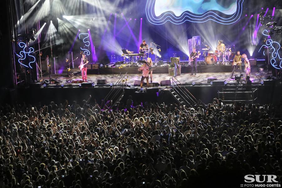 El cantante entusiasmó en el Auditorio bajando del escenario para cantar sus fans