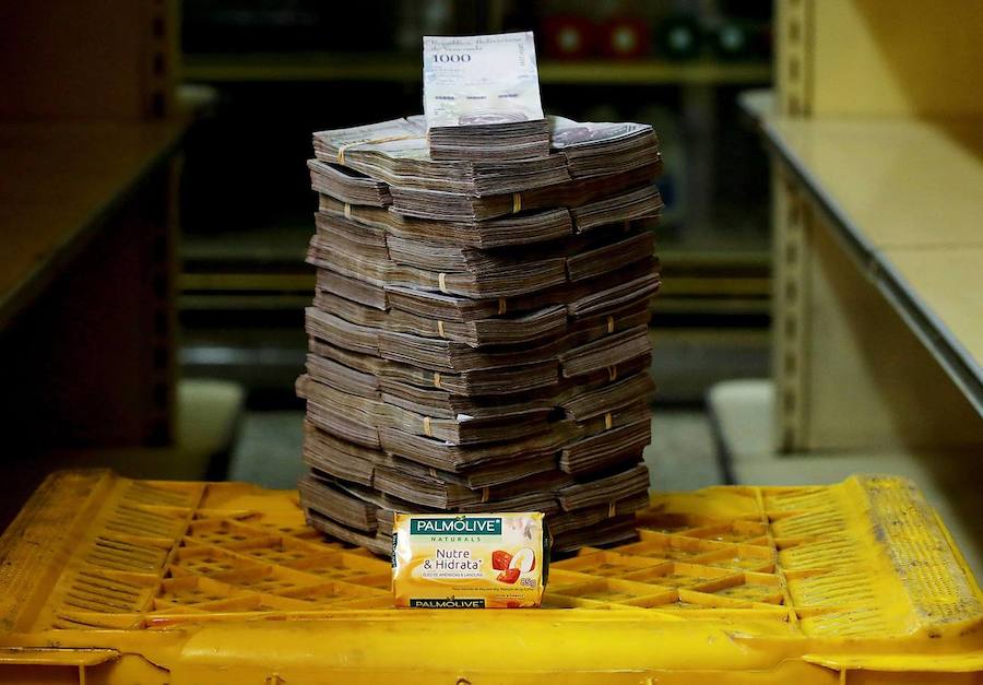 Miles de venezolanos formaron largas colas en los comercios a la espera de una revisión monetaria que ha eliminado cinco ceros de los precios en respuesta a la hiperinflación.