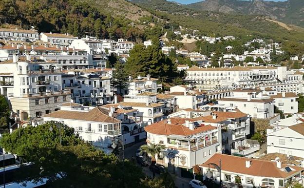 Rescatado el cuerpo sin vida de un hombre en la piscina de una urbanización en Mijas