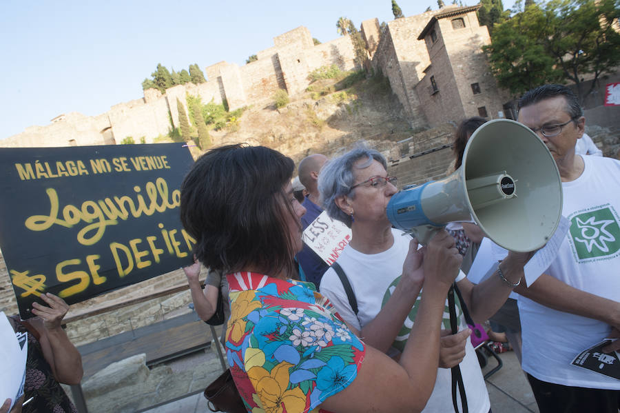 Más de una veintena de asociaciones se han concentrado hoy en Málaga convocados por la plataforma «Málaga No Se Vende» contra la turistificación de los centros históricos y a favor de un modelo turístico sostenible, de calidad y sin efectos negativos sobre la población local.