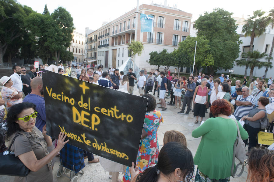 Más de una veintena de asociaciones se han concentrado hoy en Málaga convocados por la plataforma «Málaga No Se Vende» contra la turistificación de los centros históricos y a favor de un modelo turístico sostenible, de calidad y sin efectos negativos sobre la población local.