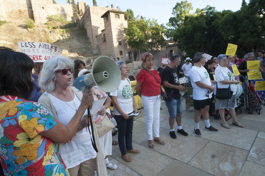 Más de una veintena de asociaciones se han concentrado hoy en Málaga convocados por la plataforma «Málaga No Se Vende» contra la turistificación de los centros históricos y a favor de un modelo turístico sostenible, de calidad y sin efectos negativos sobre la población local.