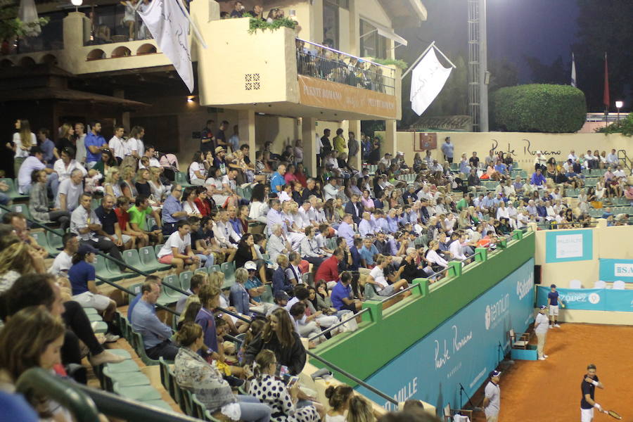 Competición y exhibición se dan la mano en la tercera edición de la Senior Master Cup que acoge el club de Tenis Puente Romano. 