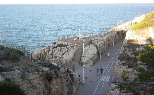 La Senda Litoral de Málaga atraviesa el Cantal Bajo, donde se unen La Cala del Moral y Rincón de la Victoria.