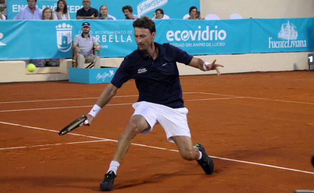 Imagen principal - Arriba, Juan Carlos Ferrero resbala para llegara una bola. Abajo, Carlos Moyá, en un golpe de derecha. Ivanisevic y Safin posan antes de su partido, que fue la primera semifinal.. 