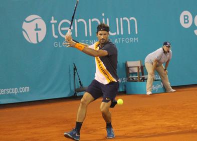 Imagen secundaria 1 - Arriba, Juan Carlos Ferrero resbala para llegara una bola. Abajo, Carlos Moyá, en un golpe de derecha. Ivanisevic y Safin posan antes de su partido, que fue la primera semifinal.. 