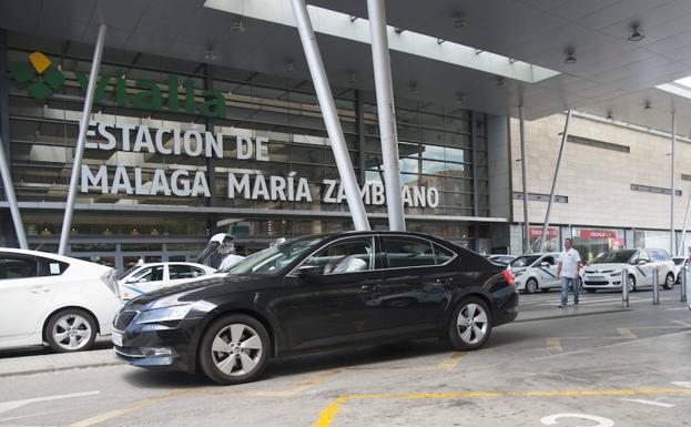 Un VTC, en la zona de precontratación ubicada en la estación de tren. 