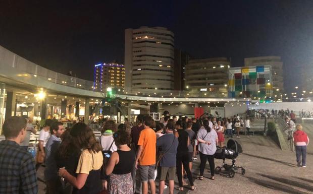 Los fans esperaban ayer, último día de la exposición, pese a haberse cerrado la cola. 