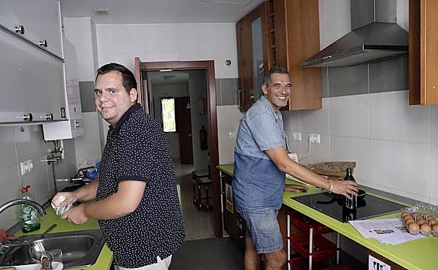 Jesús M. Bueno (izda.) y Jorge de Miguel conviven desde hace más de un año en uno de los pisos escuela junto a otro compañero. 