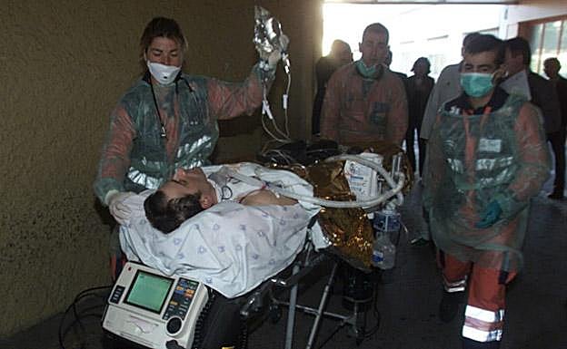 Imagen principal - En la imagen principal, Javier es trasladado en avión desde Málaga al hospital de Cruces el 30 de marzo de 2001, mes y medio después del accidente, todavía en un coma del que iba despertándose paulatinamente. En otra instantánea Javier contempla una fotografía de él y su hermano cuando estaban juntos en el Kelme. Y por último, su primer oro como paralímpico en los Juegos de Atenas 2004 en la prueba Ruta/Contrarreloj. 