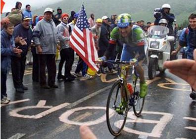 Imagen secundaria 1 - En la imagen principal el rey Juan Carlos entrega a Javier la Real Orden del Mérito Deportivo en 2002. Javier, camino de su victoria en la etapa de Hautacam en el Tour de 2000, y en la prueba contrarreloj individual en la que se colgó el oro