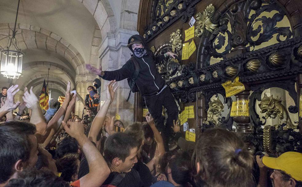 Manifestantes rodean el Parlament antes de la carga de los Mossos.