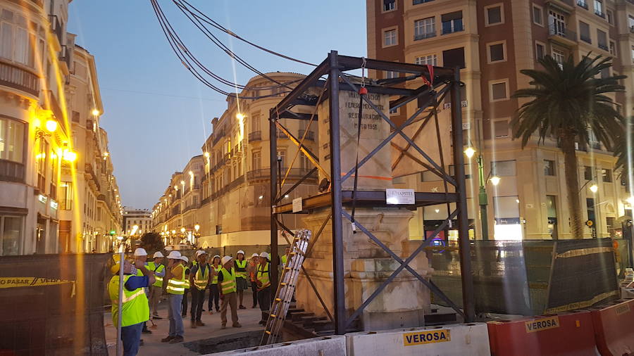 A primera hora de este martes 2 de octubre se ha procedido al desmontaje y traslado de la escultura de su enclave actual para someterla a un proceso de restauración