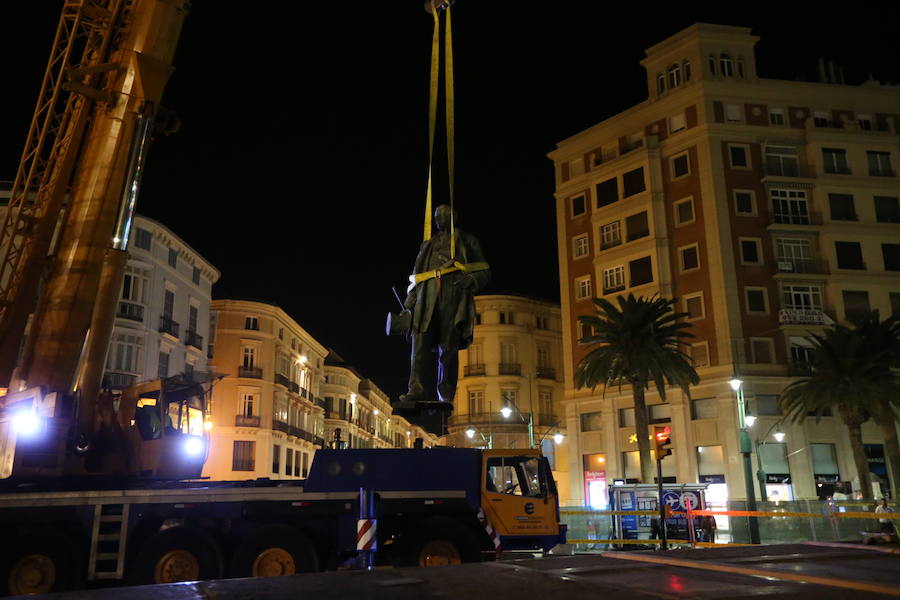 A primera hora de este martes 2 de octubre se ha procedido al desmontaje y traslado de la escultura de su enclave actual para someterla a un proceso de restauración
