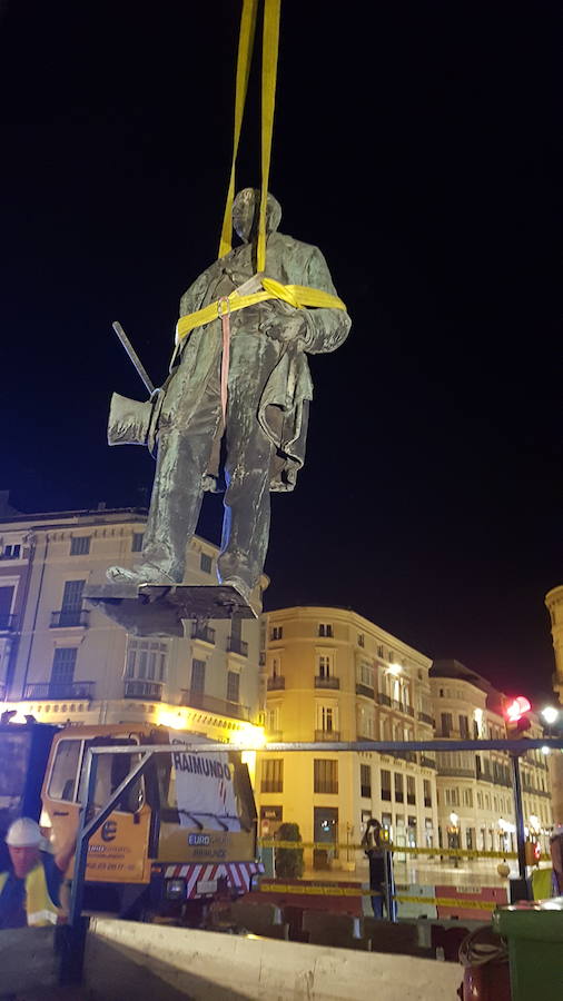 A primera hora de este martes 2 de octubre se ha procedido al desmontaje y traslado de la escultura de su enclave actual para someterla a un proceso de restauración