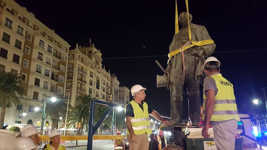 A primera hora de este martes 2 de octubre se ha procedido al desmontaje y traslado de la escultura de su enclave actual para someterla a un proceso de restauración