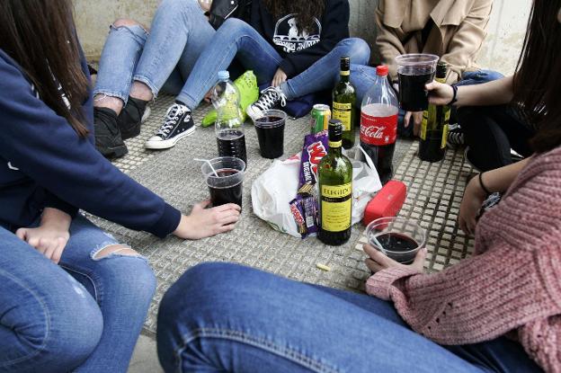 El informe alerta del consumo de alcohol entre jóvenes, cada vez a edades más tempranas. :: sur