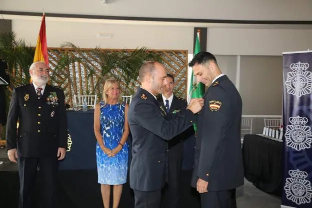 Imposición de medallas en presencia del comisario Enrique Lamelas y la alcaldesa.