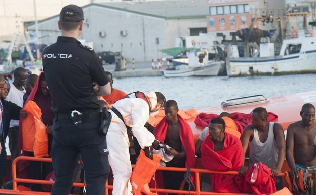 Traslado de migrantes al puerto de Málaga. 