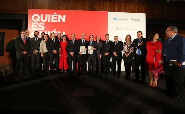 De la Torre y el presidente de la CEA, Javier González de Lara, en el centro, junto a otras autoridades, patrocinadores y participantes en el acto.