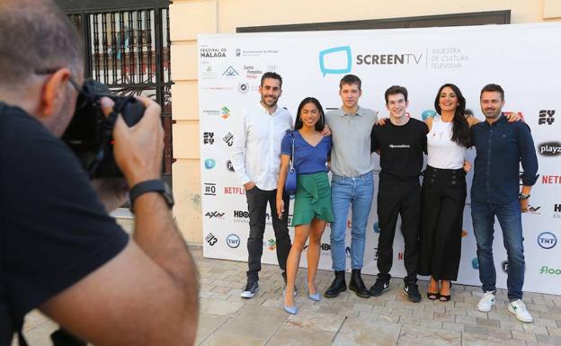 Parte de los protagonistas y equipo directivo durante la presentación. 