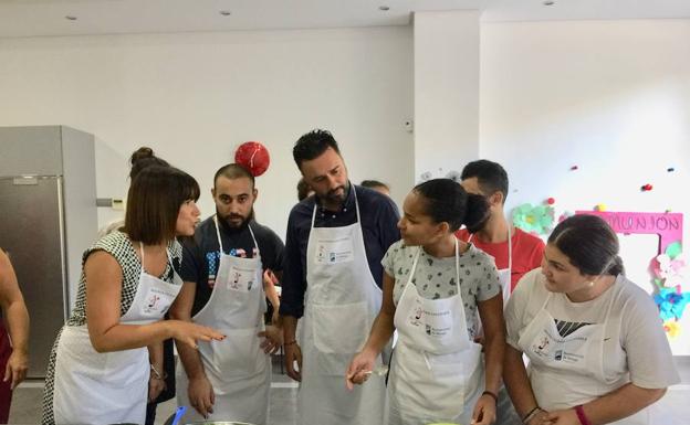 Sarabia y Jiménez, con Ahmed, Antonia y Rocío, en el curso. 