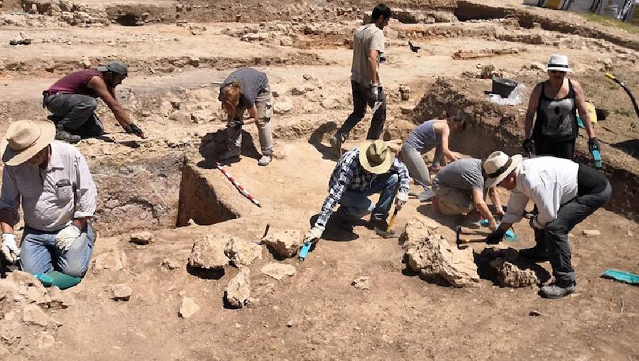 Trabajadores de las excavaciones arqueológicas del yacimiento de la villa romana de Noheda, en Cuenca.