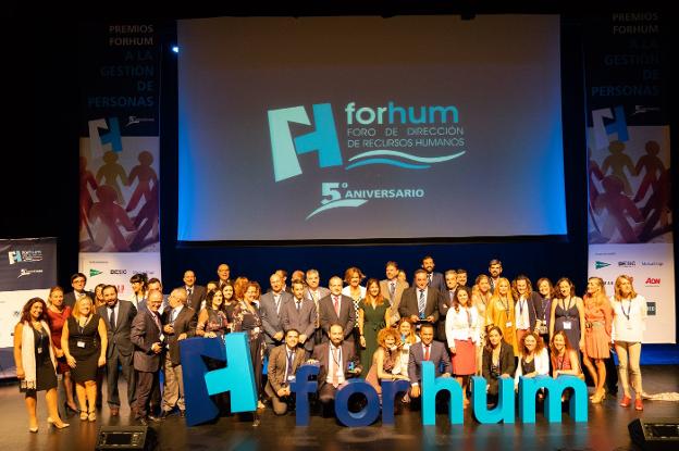 Organizadores, patrocinadores y participantes en la gala de entrega, al término del acto. :: félix palacios