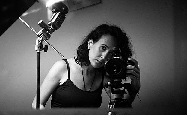 Autofotografía de Delia Márquez, seleccionada en una campaña de Adolfo Domínguez «Esto no es un selfie» junto otros retratos. 