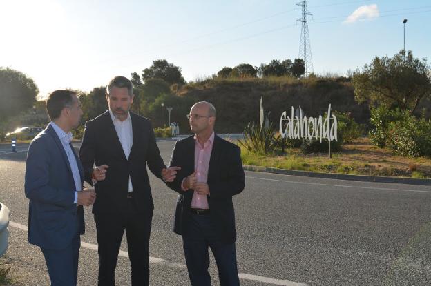 Ruiz, Maldonado y Martín, ayer durante el anuncio de la cesión de la carretera. :: i. g.