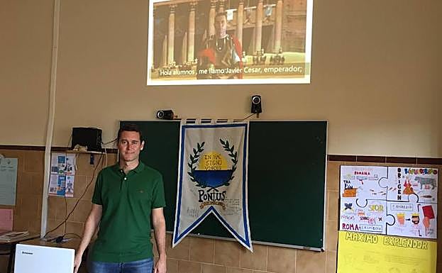 Javier Gómez, en su clase