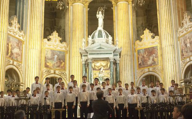 Casi medio centenar de niños integran la Escolanía del Escorial. 