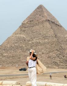 Imagen secundaria 2 - Melania Trump posa en diversos lugares de las pirámides de Egipto. 